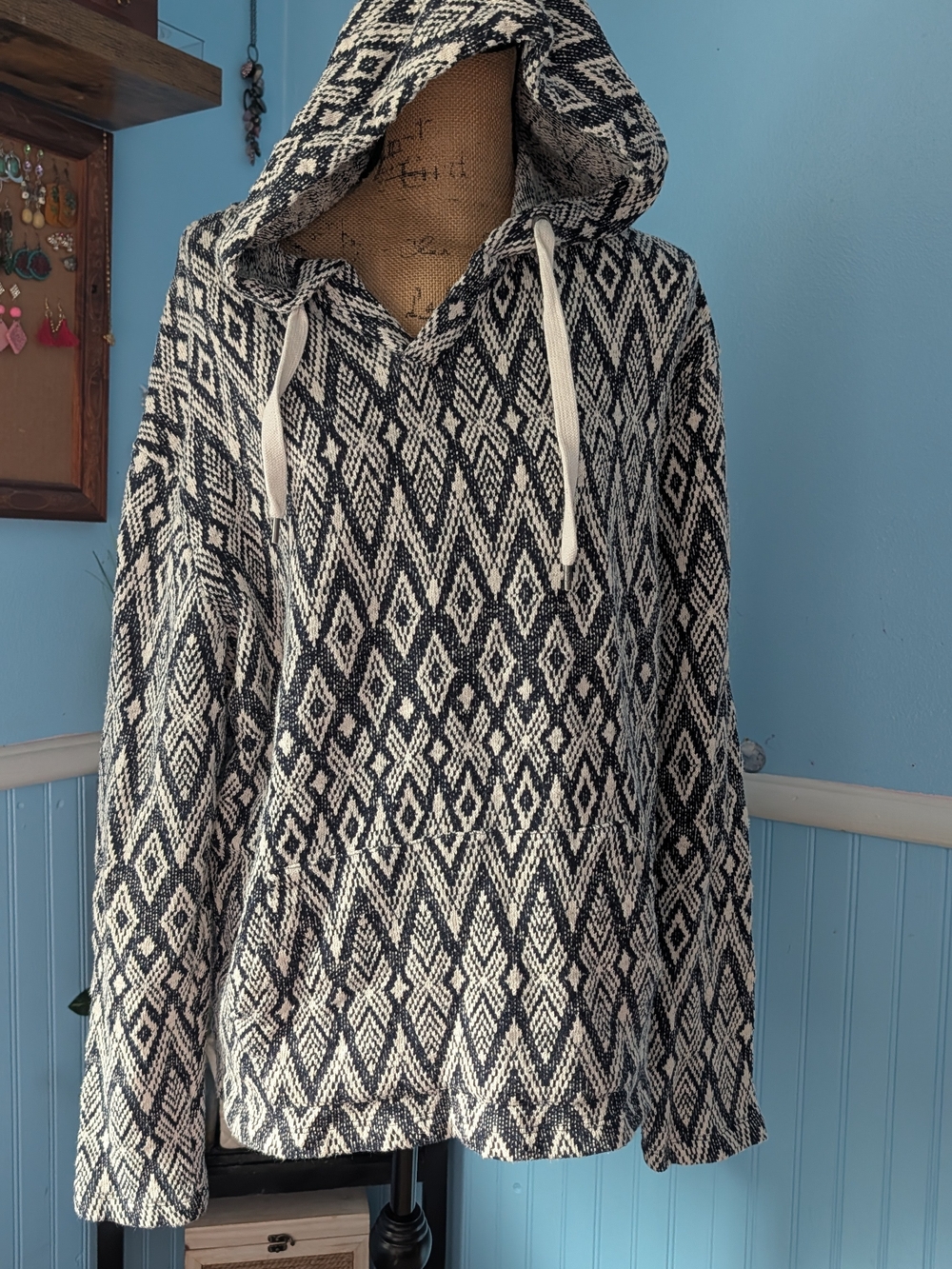 Vintage 2016 American Eagle Outfitters- Knit Aztec Hoodie Sweater